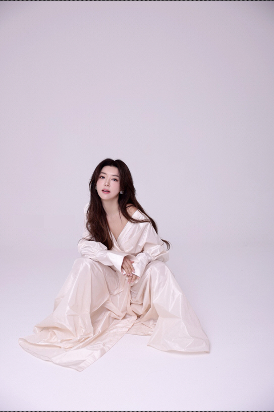 '남편 논란' 박한별, 6년 만에 웨딩 화보로 알린 복귀