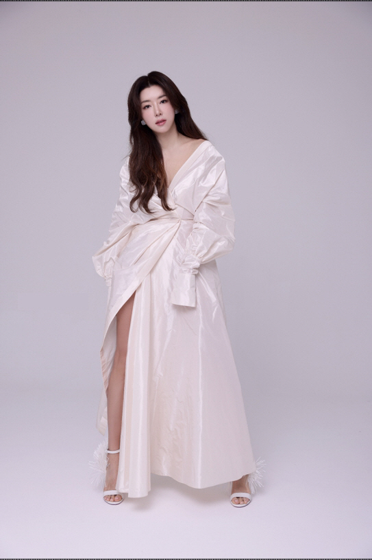 '남편 논란' 박한별, 6년 만에 웨딩 화보로 알린 복귀