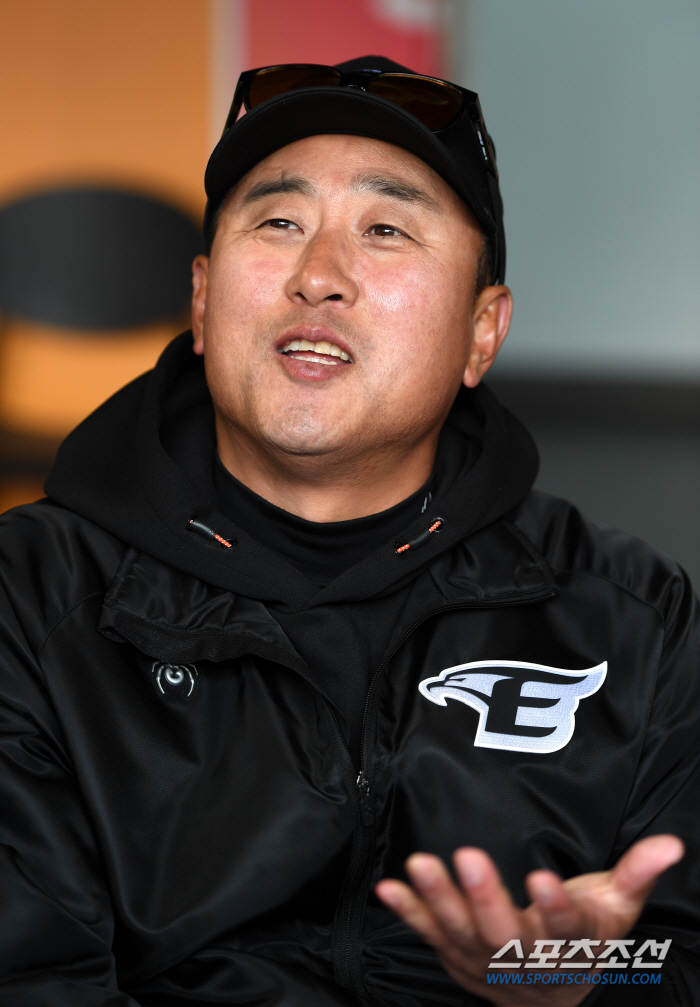 최원호 감독 "류현진, 구속 잘 나와 전혀 걱정 없다...오늘은 100개…