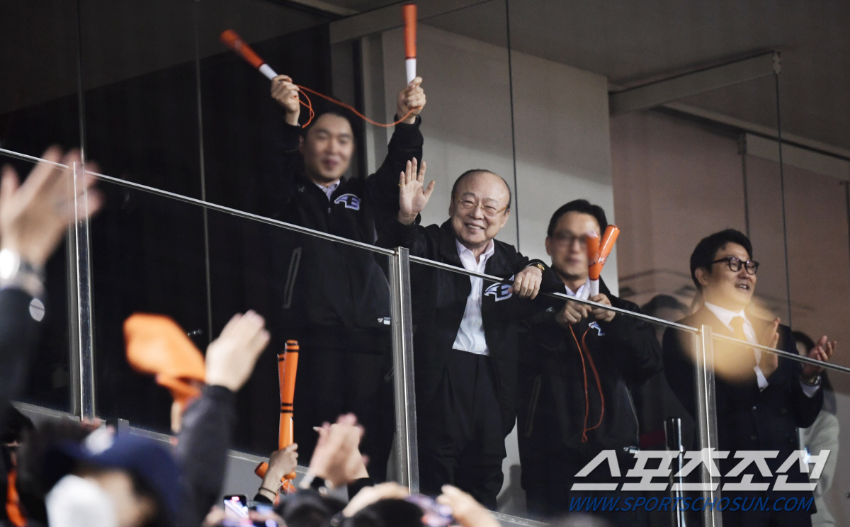 팬들에게 '따봉'에 스윗한 손인사까지...회장님의 완벽했던 야구장 나들이