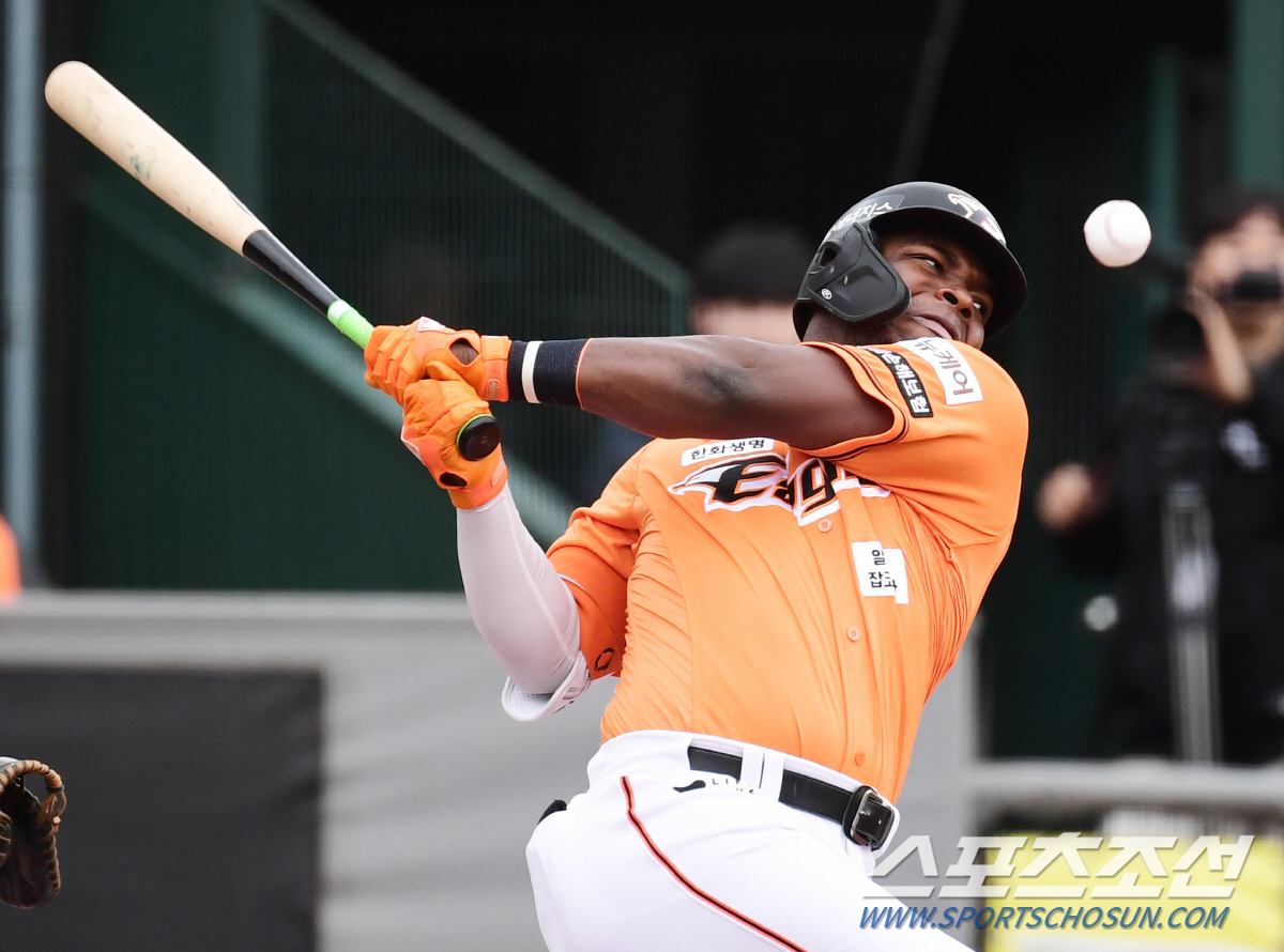 'KBO 너무 쉽네' 무서운 5할타자 페라자, 홈팬들 앞에서 시즌 3호포…