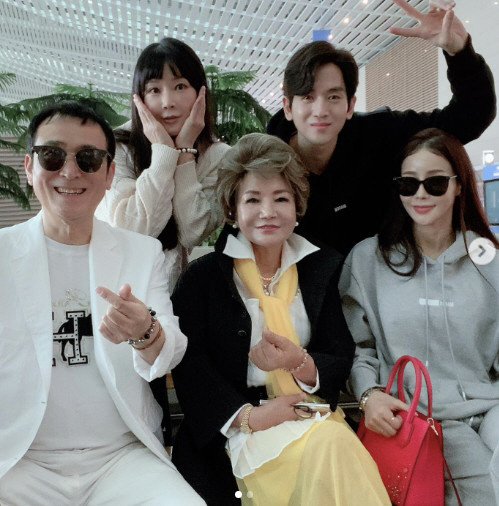 '모친상' 미나 "건강 세세하게 못 살핀 게 한, 일상 복귀 힘들다" […