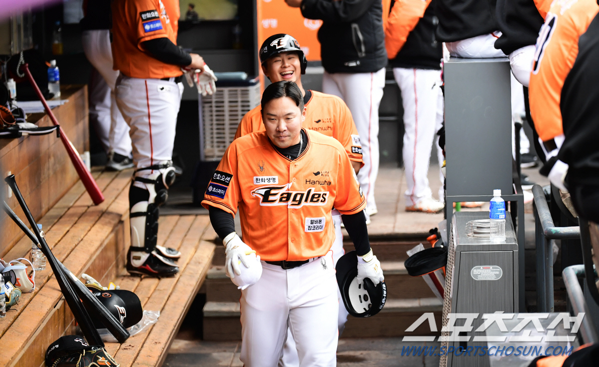 '이젠 이게 현실인지 의심이 든다' 한화, 또 이겼다...KT 꺾고 파죽…