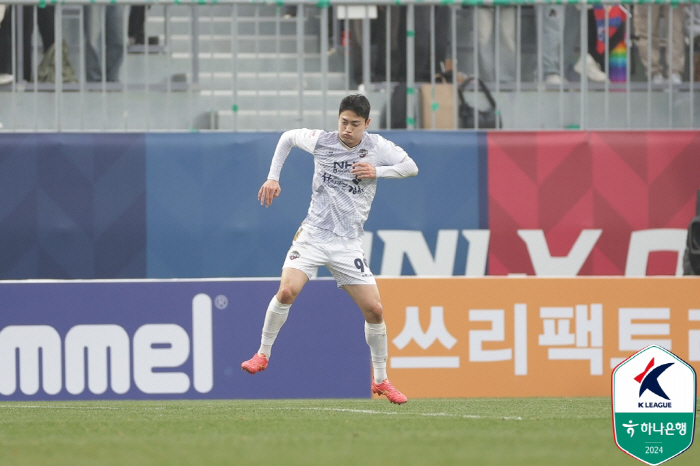 '김현욱 3G연속골X이중민 슬릭백 멀티골'김천,수원에 4-1승!깜짝1위.…