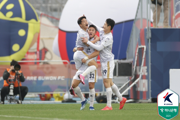 '김현욱 3G연속골X이중민 슬릭백 멀티골'김천,수원에 4-1승!깜짝1위.…