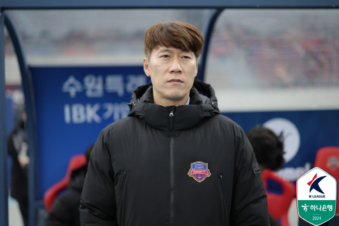 '김현욱 3G연속골X이중민 슬릭백 멀티골'김천,수원에 4-1승!깜짝1위.…
