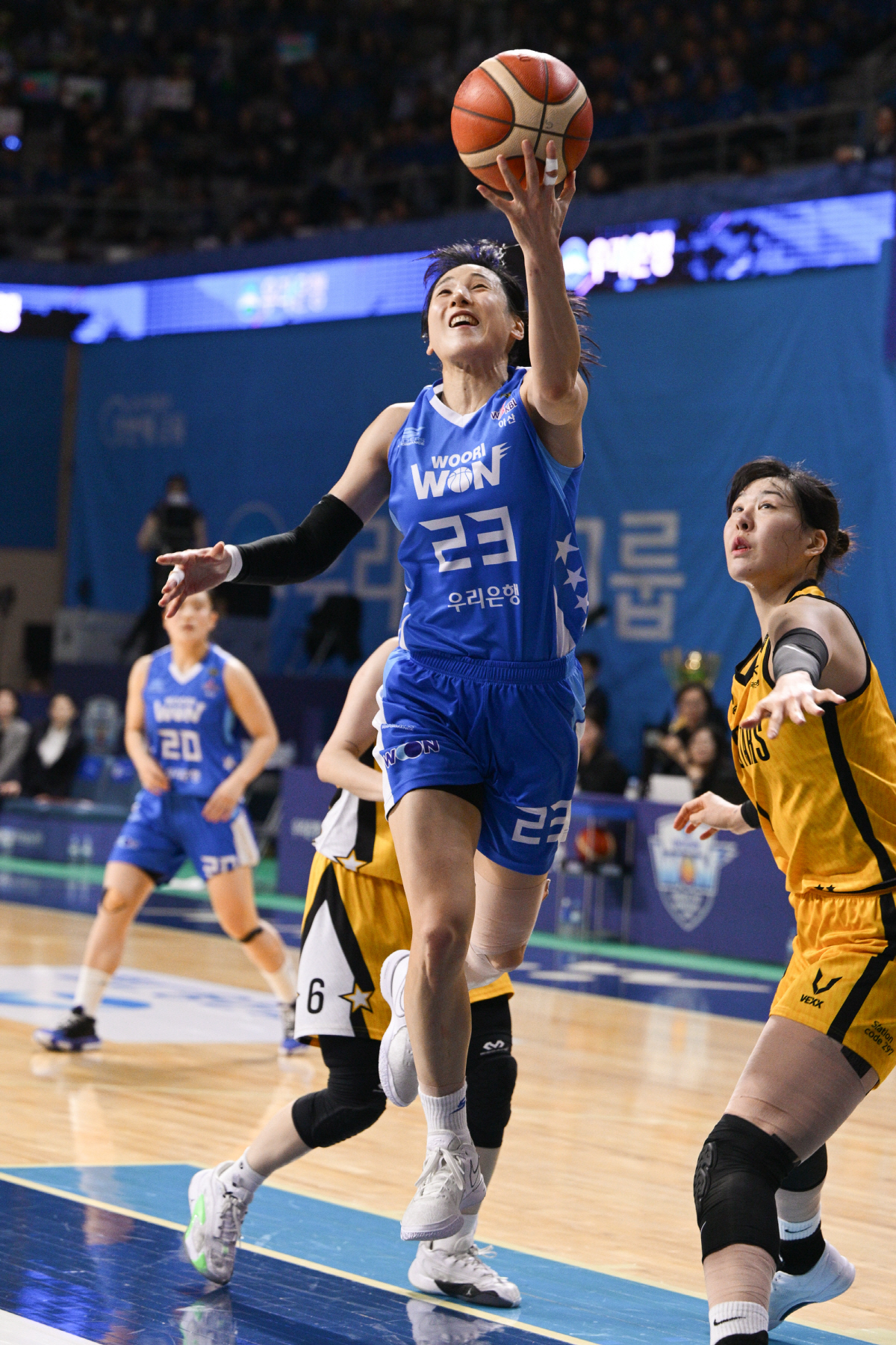 [챔프 4차전 현장분석] 4차전 혈투, 우리은행 감격 챔프 2연패! 우리…
