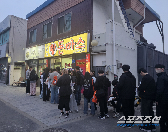 돈가스집 앞에 서서, 40분 넘게 사인 하고 사진 찍고...이 팬서비스 …