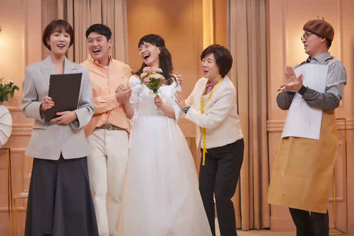 [SC리뷰]황정음 'SNL' 매콤했다…'이혼·바람·전 남친' 유쾌하게 정…