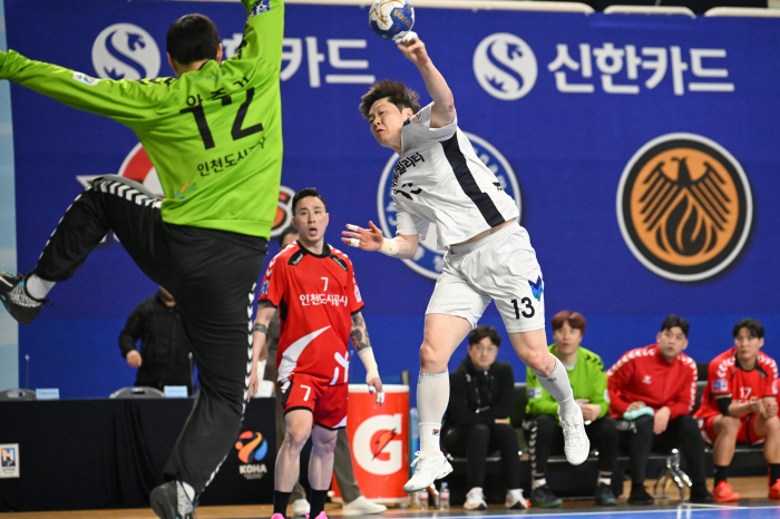 男 핸드볼 이번에도 우승은 두산인가, 인천도시공사 잡고 선두 질주