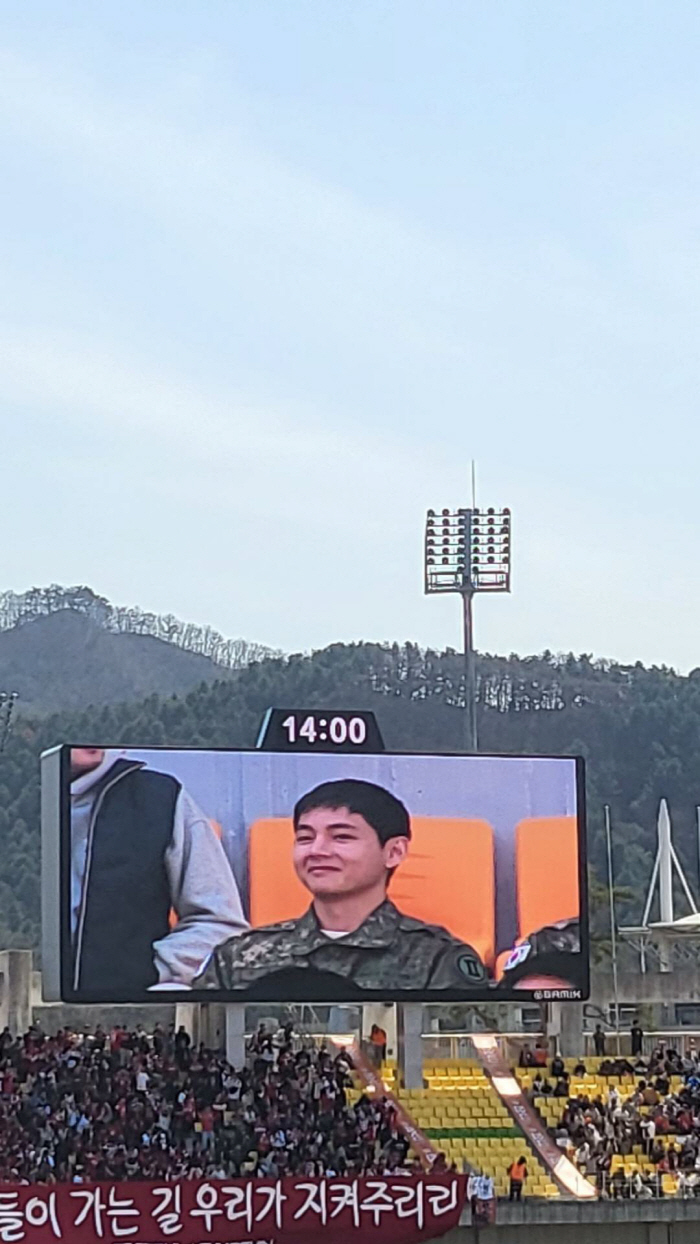 [SC이슈]린가드 보러 갔다가, BTS 뷔 만났다…군복 입고 K리그 직관…