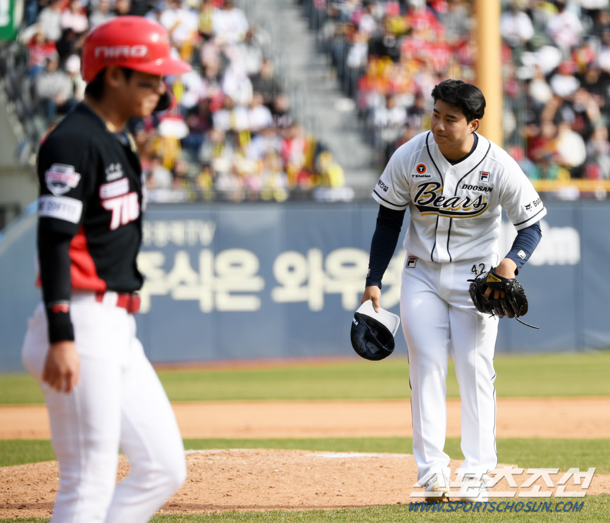 '욱한 마음에 그만' 연이은 사구에 배트 집어던지며 감정 표출한 김도영.…
