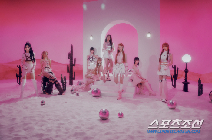 유니스, 앨범 발매 5일만 5만 장 돌파…역대 걸그룹 데뷔 앨범 초동 8…