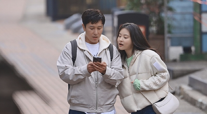 드디어 첫 1박 2일 여행?…김동완♥서윤아, 커플 잠옷 입고 '신혼' 같…