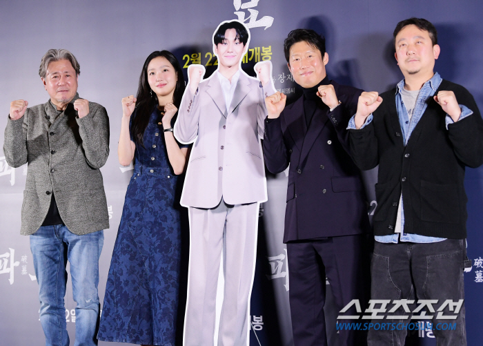 [SC이슈] "'기생충'→'아바타2' 넘었다"…'댓글부대' 허리 끊은 '…