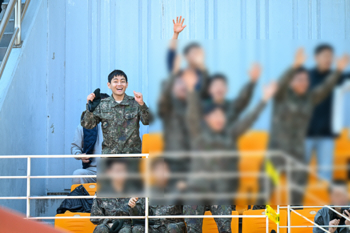 BTS 뷔, 군복입고 축구 직관..전지현 시母도 "이 비주얼 가능?" 감…