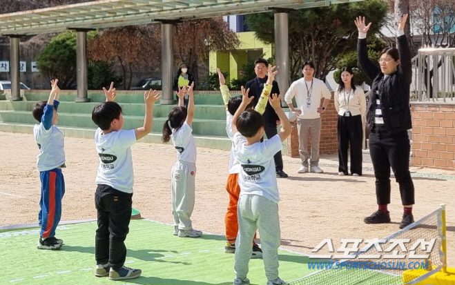 장미란 차관 이번엔 늘봄학교 '족구쌤' 변신 "국가가 책임지는 스포츠 돌…