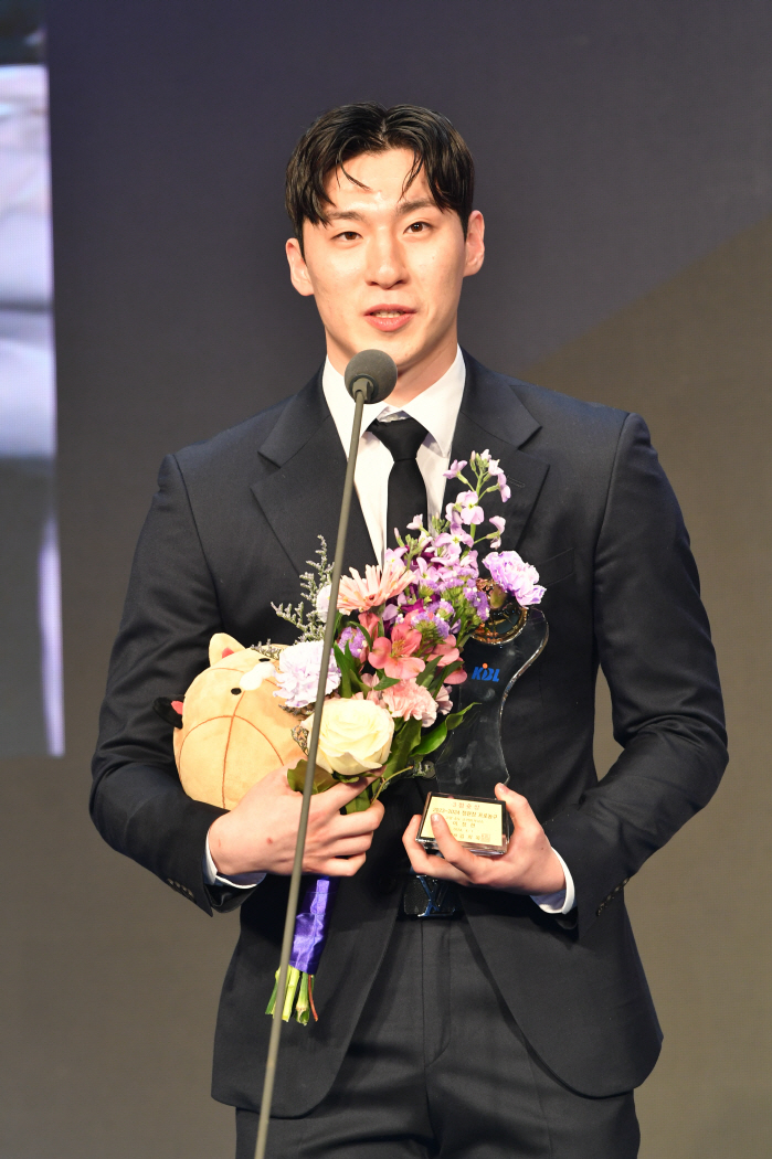 사상 첫 아시아쿼터 MVP 탄생! DB 알바노, 3표 차이로 국내 최우수…
