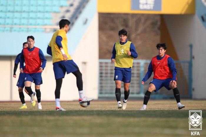 韓 새 역사 향해 간다…황선홍 감독의 사명감 "올림픽 10연속 진출 어렵…