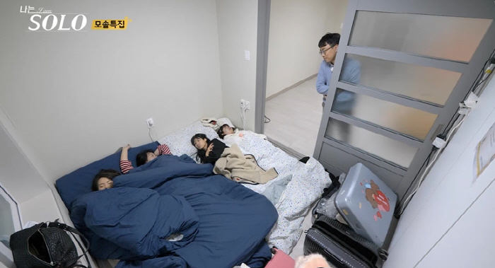 데이트 코스로 감자탕집?…시작부터 삐걱 "우리 너무 안 맞는다"('나솔'…