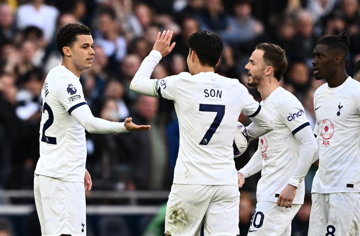 "EPL 레전드라고 부르는 건 과하지!"...'EPL 통산 118골' 손…