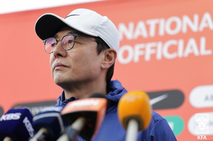 '홍명보일까, 황선홍일까' 정해성 위원장, 국내 4명+외국인 7명에 담긴…