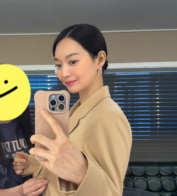 '김우빈♥' 신민아, 결혼할때 됐나…청담동 맏며느리룩 '찰떡이네