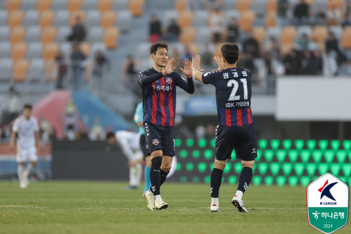 '수원 첫골'지동원"포항 강하지만 축구는 붙어봐야...김은중 감독님 웃게…