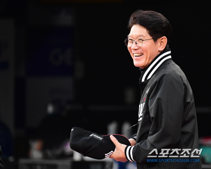 '주말 3연전 스윕패 충격' 극복한 KT 이강철 감독 "황재균 희생번트,…