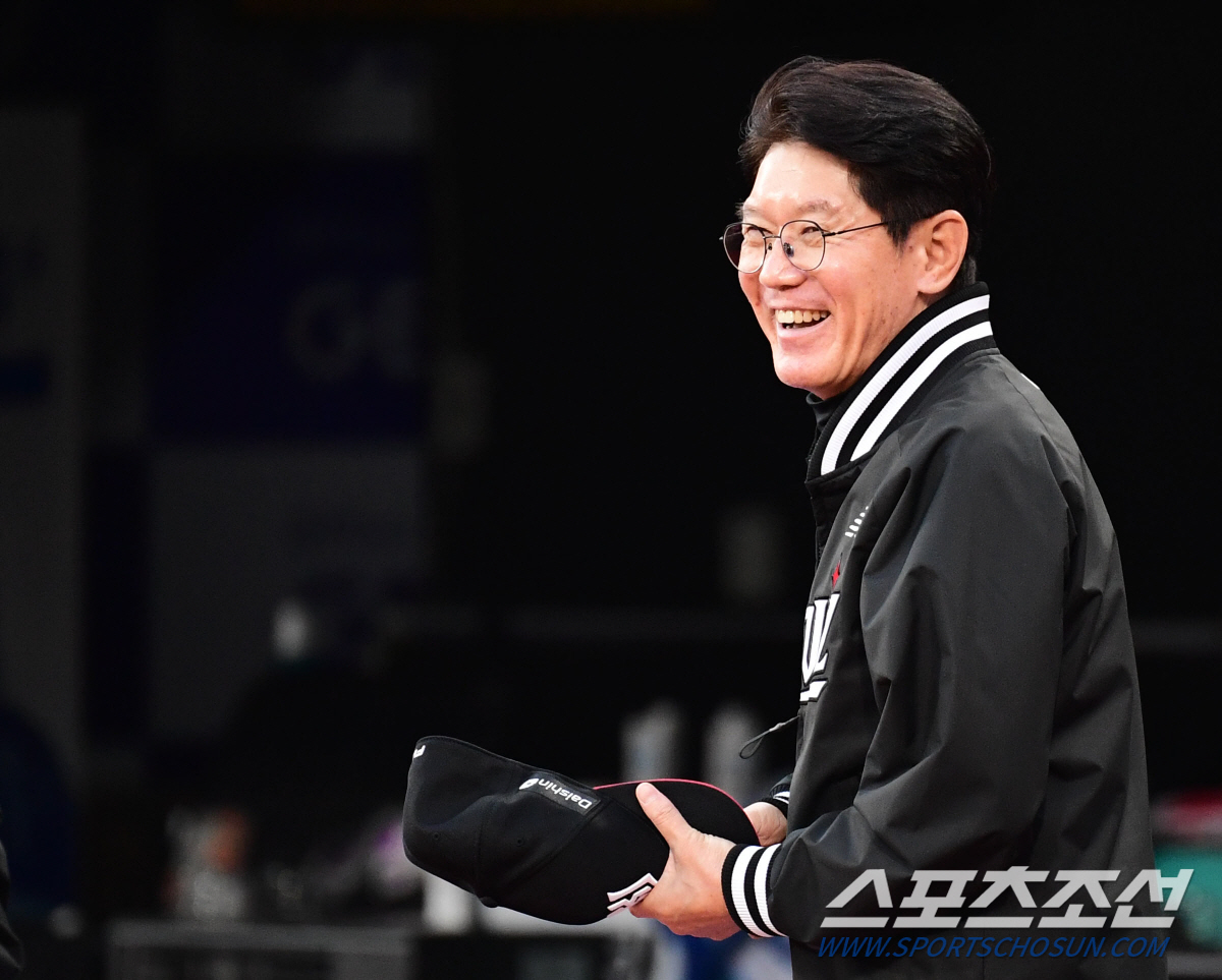 '주말 3연전 스윕패 충격' 극복한 KT 이강철 감독 "황재균 희생번트,…
