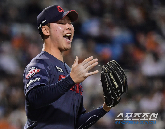 "맞아도 씩씩하게"…5할 타율 괴물 외인 K→데뷔 첫 승까지, 그럼에도 …