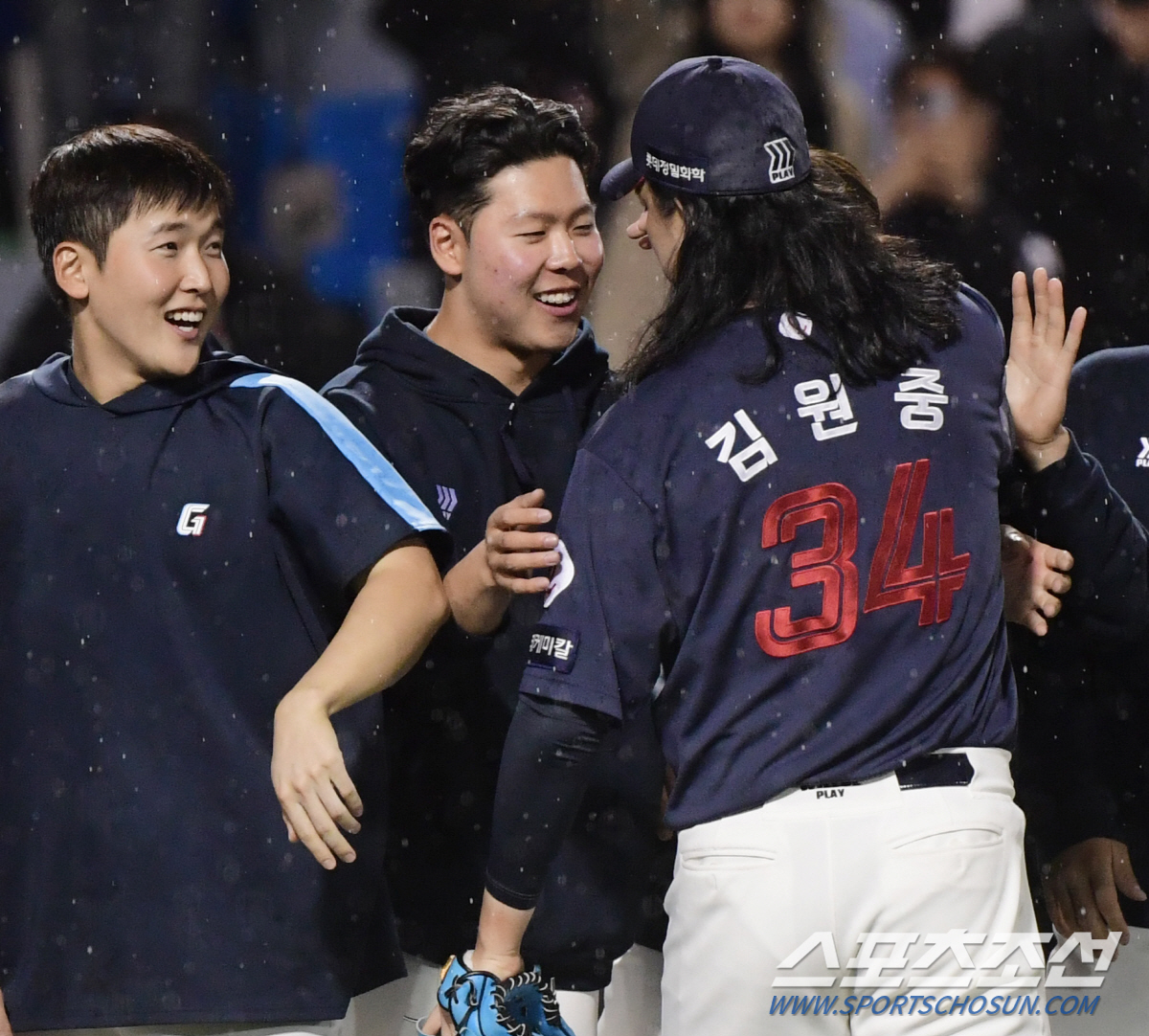 "맞아도 씩씩하게"…5할 타율 괴물 외인 K→데뷔 첫 승까지, 그럼에도 …