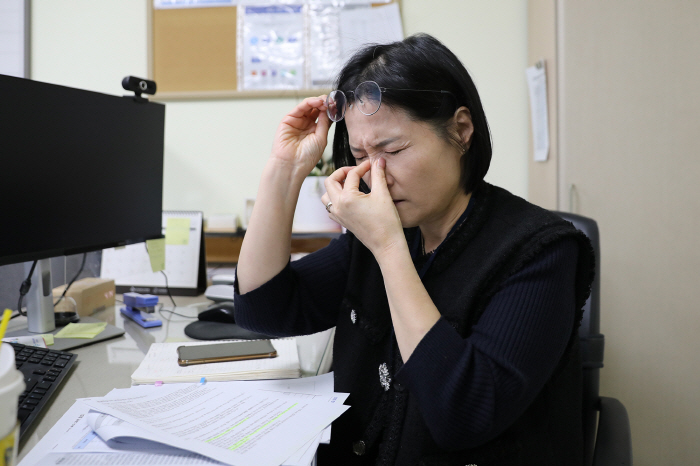 안구건조증 예방법 4가지… 눈 깜빡이고 온찜질 후 눈꺼풀 닦아내야