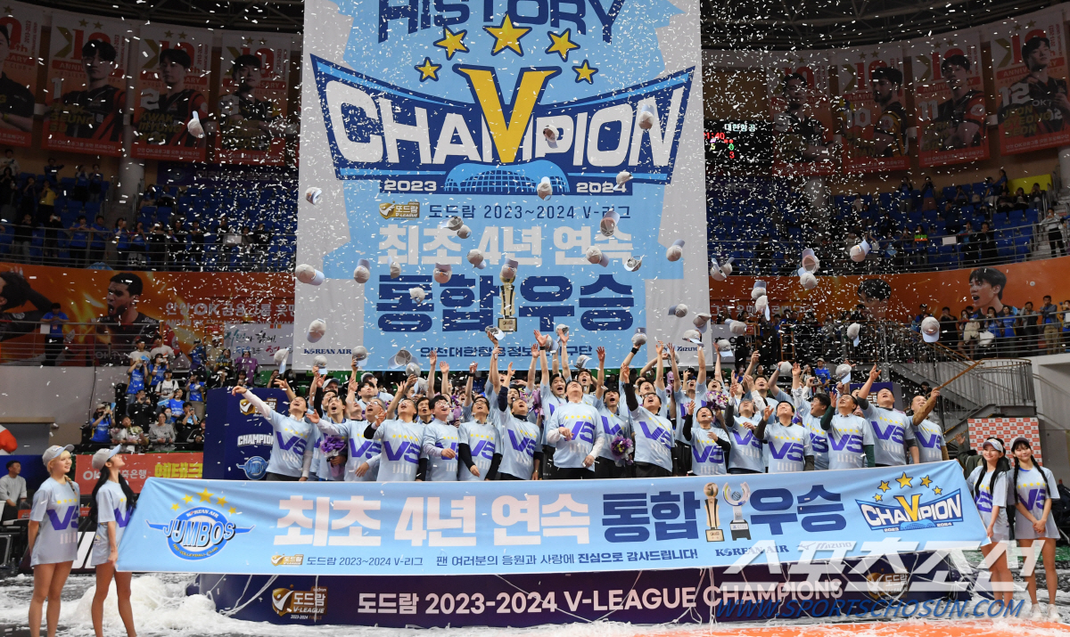 "새 역사를 열겠다" 선언…하늘은 기적을 안겼고, 대한항공은 우승컵으로 …