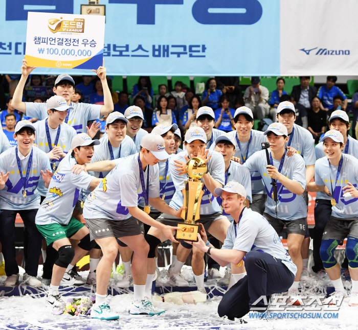 "새 역사를 열겠다" 선언…하늘은 기적을 안겼고, 대한항공은 우승컵으로 …