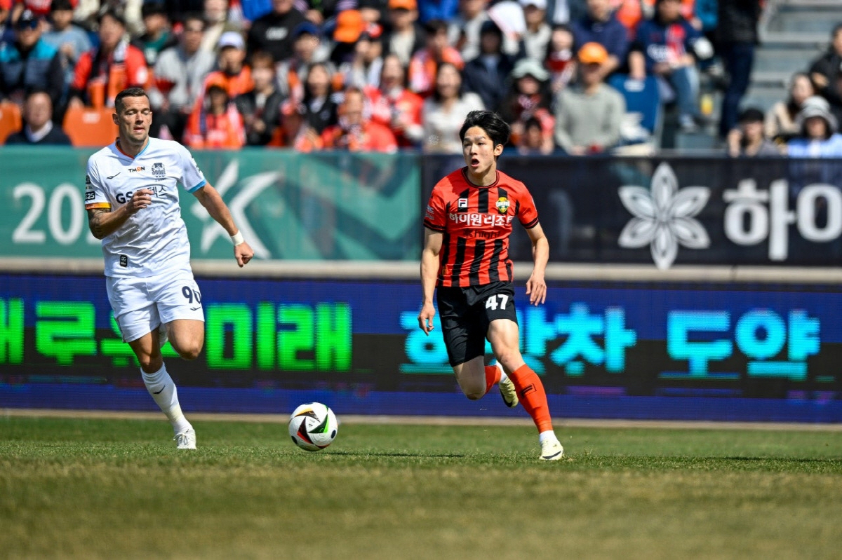 '오전에 수업, 오후엔 훈련' 당돌한 고교생의 이중생활, K-필 포든 꿈…