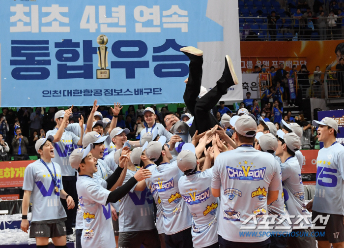 대한항공 왕조는 굳건했다. 사상 최초 4년 연속 통합우승. 정지석 MVP…