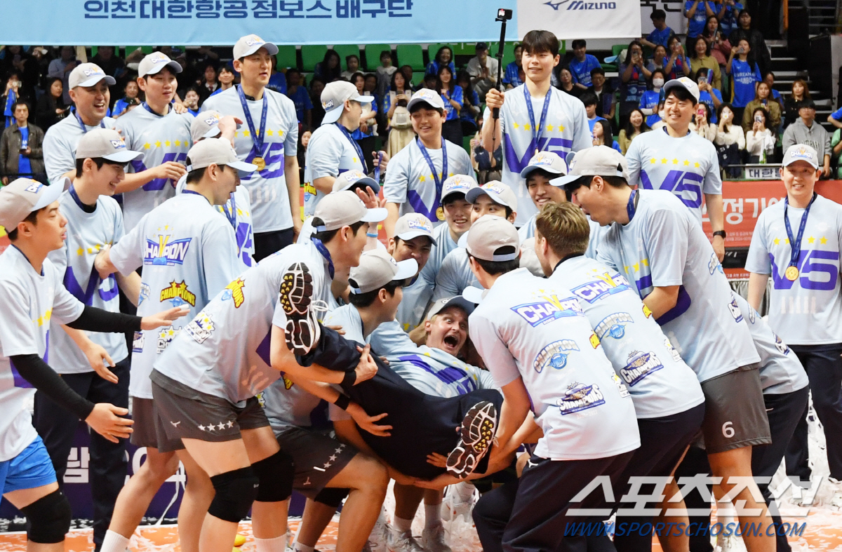 대한항공 왕조는 굳건했다. 사상 최초 4년 연속 통합우승. 정지석 MVP…