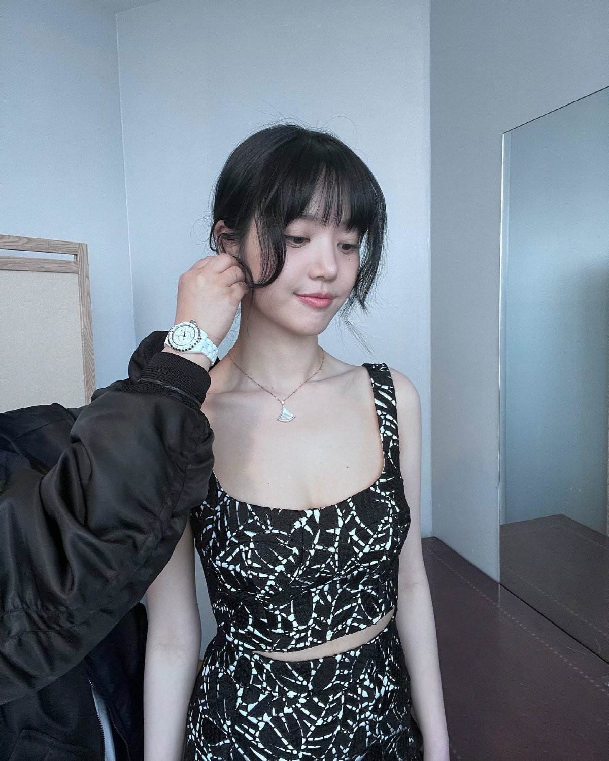 이유비, 동안 뒤 숨겨놨던 '소문자 S라인' 수줍게 공개