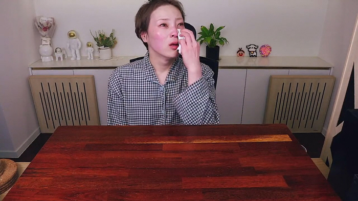 입짧은 햇님, 급 눈물 흘리며 '라방' 5분만에 중단…무슨 일?