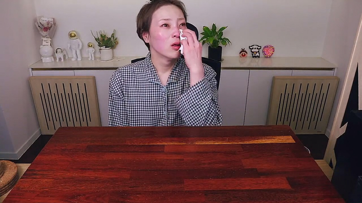 입짧은 햇님, 급 눈물 흘리며 '라방' 5분만에 중단…무슨 일?