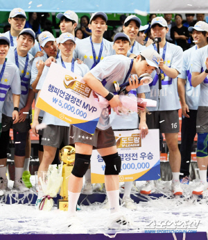감독도 이례적 극찬. 부상, 부진 뚫고 새 역사 만든 MVP. 