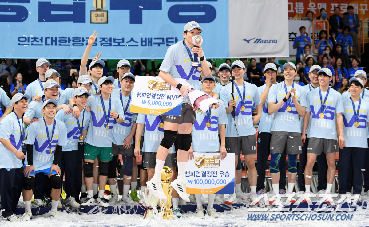 감독도 이례적 극찬. 부상, 부진 뚫고 새 역사 만든 MVP. "난 에이…