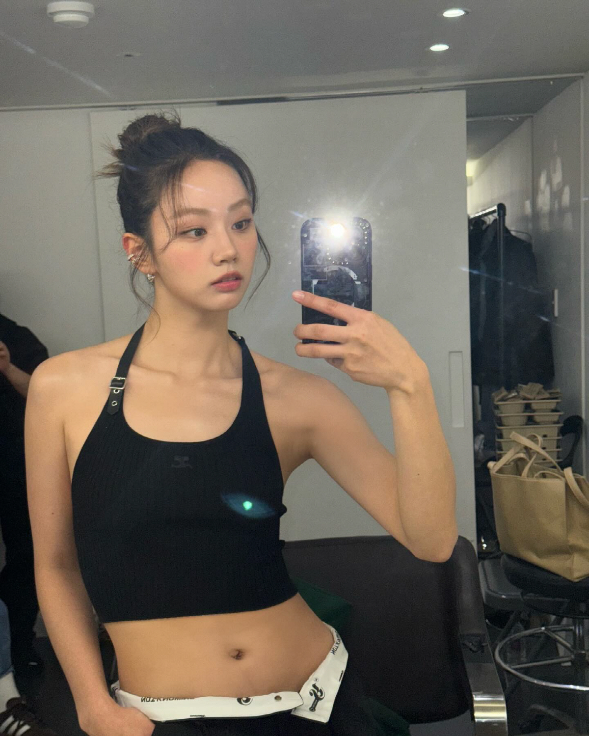 "'재밌네 대첩' 끝났으니"…혜리, 파격 노출 '잘록 허리' 자랑