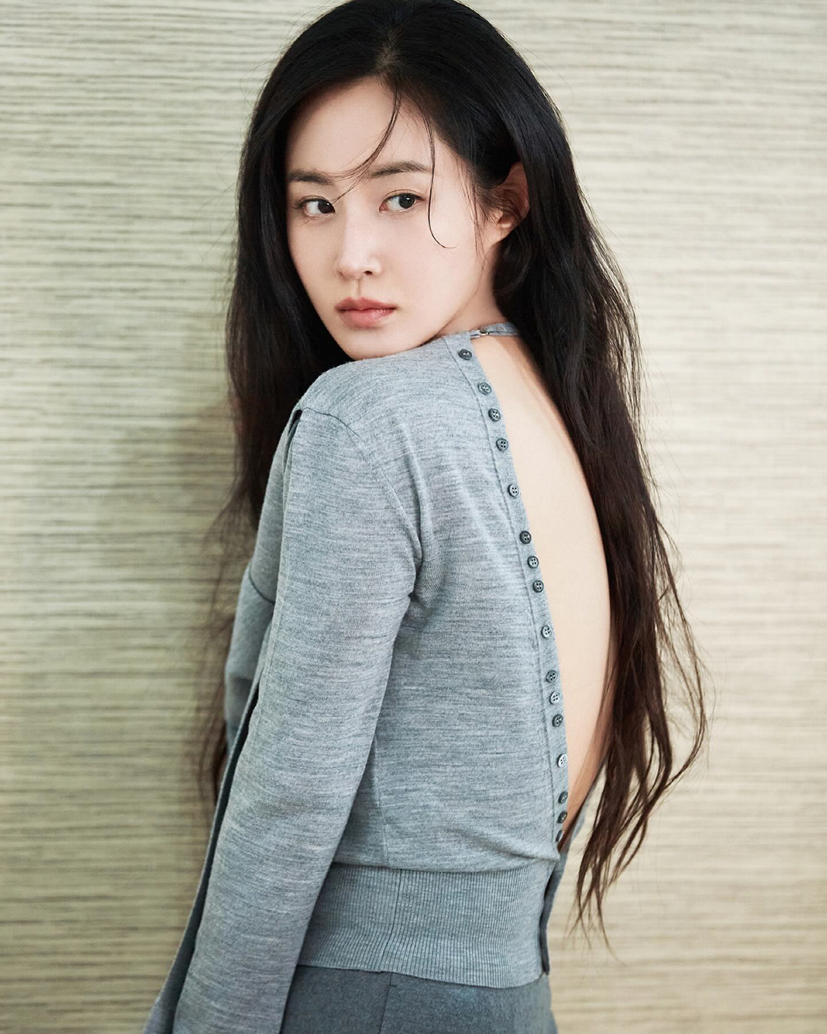 유리, 레드 스타킹 섹시美 물씬 각선미…완벽 뒤태까지 '깜짝'