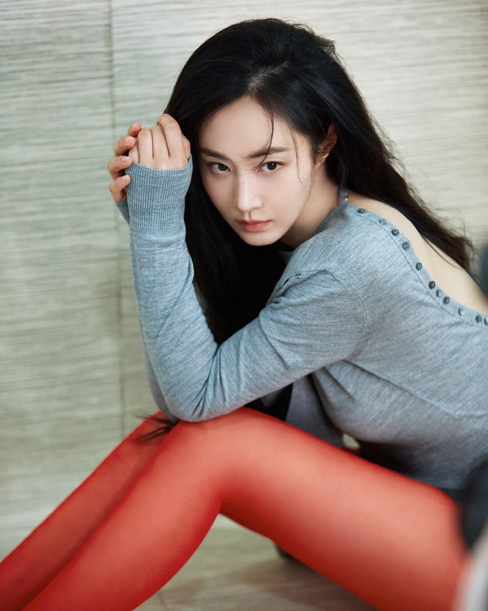 유리, 레드 스타킹 섹시美 물씬 각선미…완벽 뒤태까지 '깜짝'
