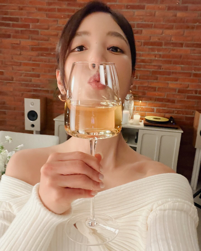 '돌싱 6개월차' 기은세, 우아한 S라인 화이트 드레스로 뽐낸 여신美