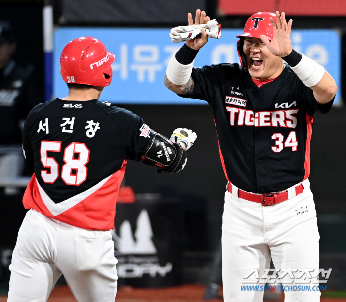 '고향팀에서 살아났다' FA 4수생 동점타에 560일만에 역전홈런까지..…