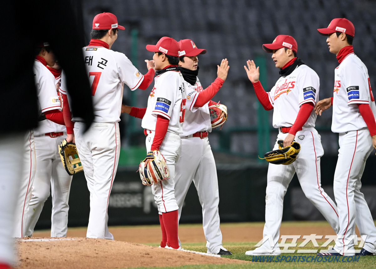 "멤버 똑같은데 왜 갑자기 하위권 평가?" 3강 위협 SSG, 예측 불허…