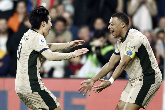 ’PSG 막둥이 라인‘ 이강인, 형들한테 이쁨 독차지...인싸 본능 제대…